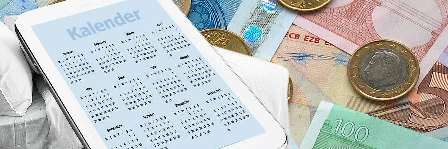 Krankenhaustagegeld – Tablet-PC mit Kalender, Geldscheine und Münzen