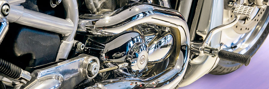 Motorradversicherung – Detail eines schweren Motorrades – verchromter Krümmer und Motor