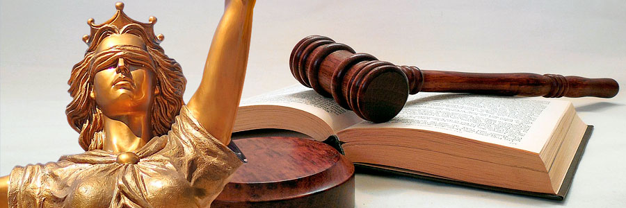Rechtsschutzversicherung – goldene Statur der Justizia, Gesetzbuch und Richterhammer