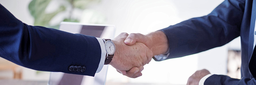 Gewerbeversicherung – Handschlag unter Geschäftspartnern