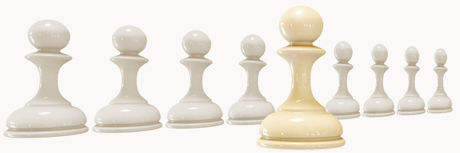 Vorstandshaftpflicht – Schachfiguren, Bauern in Reihe, eine Figur herausgestellt