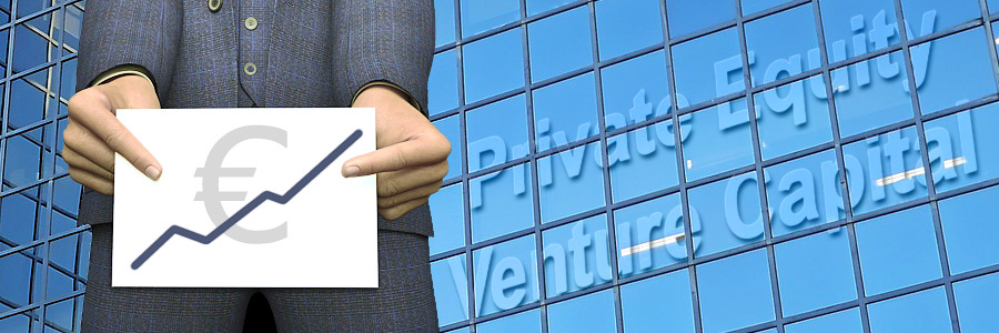 Private Equity Venture Capital – Ausschnitt Glasfassade Bürogebäude, Hände halten Karte mit Eurozeichen und aufsteigendem Chart 